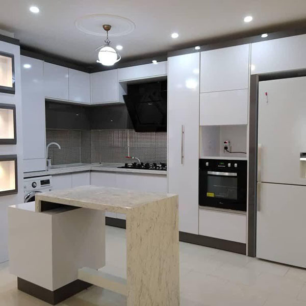 کابینت آشپزخانه هایگلاس سفید با جزیره کوچک