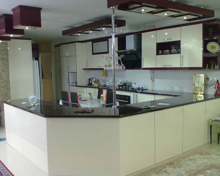 کابینت آشپزخانه کرم با کانتر مشکی