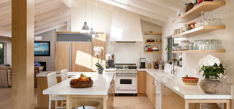 آشپزخانه ای با کابینت سنتی و کانتر سفید