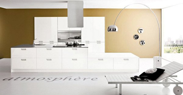 آشپزخانه ای کوچک با کابینت سفید براق