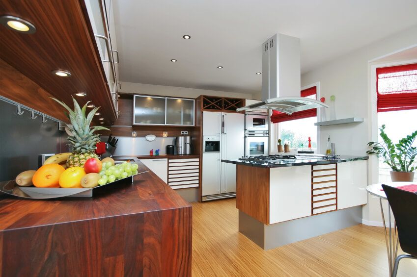 آشپزخانه جی شکل مدرن با کانتر چوبی